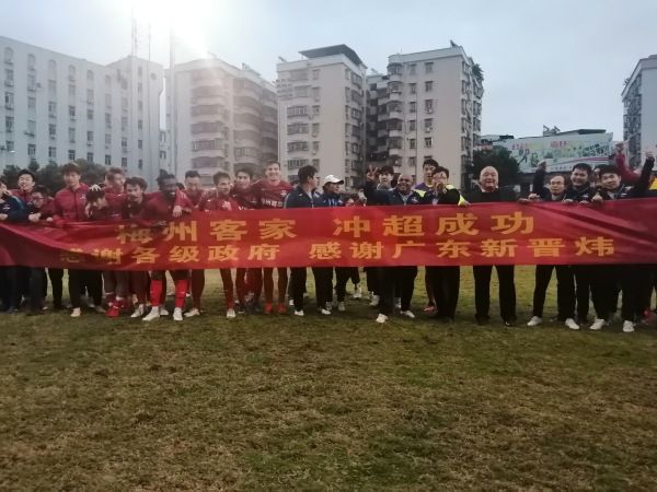 提到中国女排，大部分人的第一印象都是艰苦卓绝的训练和为国争光的英姿，但赛场下的他们是什么样？本支预告以轻松有趣的方式，展现出中国女排;不为人知的另一面，赛场下的他们青春活泼，也是热血少年！预告中，陈忠和（彭昱畅饰）多次被球砸中屡屡受挫，最终情绪爆发怒抢鸡腿的片段，生动有趣让人忍俊不禁，拍摄时他更为此连吃十几只鸡腿